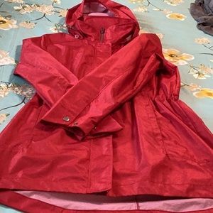 WOMAN’S Woolrich raincoat with detachable hood. Toggle waist. Size Medium.